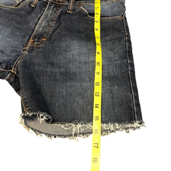 LEVI'S Cut Off Shorts Dark Wash Fading Size 32 - Picture 5 of 10